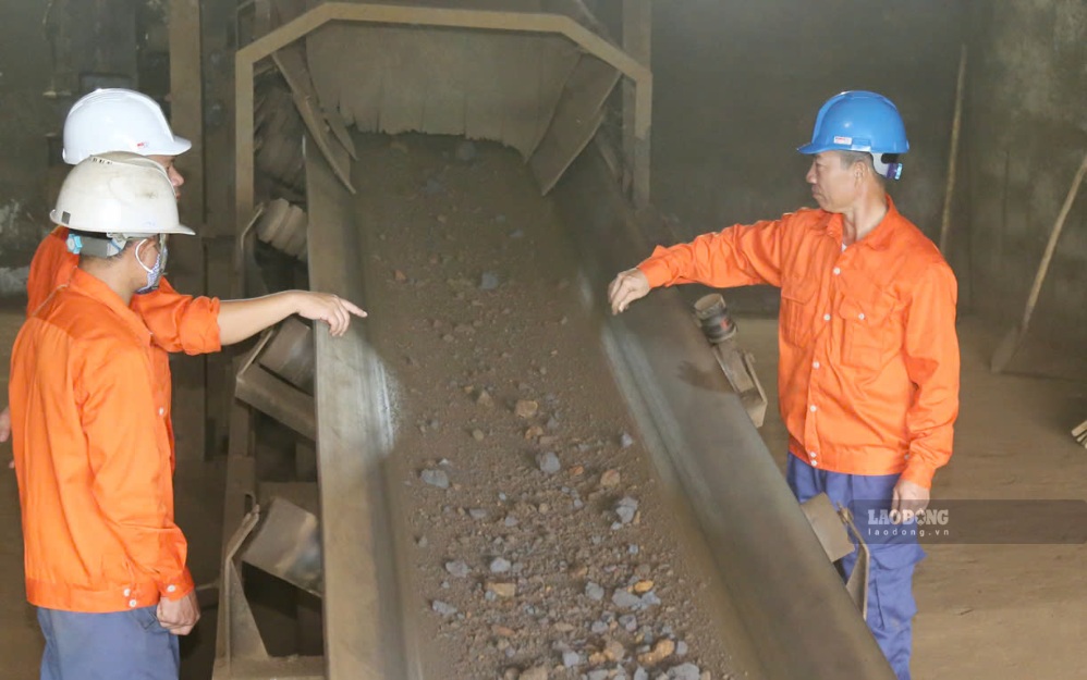 Dòng quặng được đưa qua hệ thống băng tải sau khi hoạt động khai thác tại Mỏ Quý Xa được khôi phục.