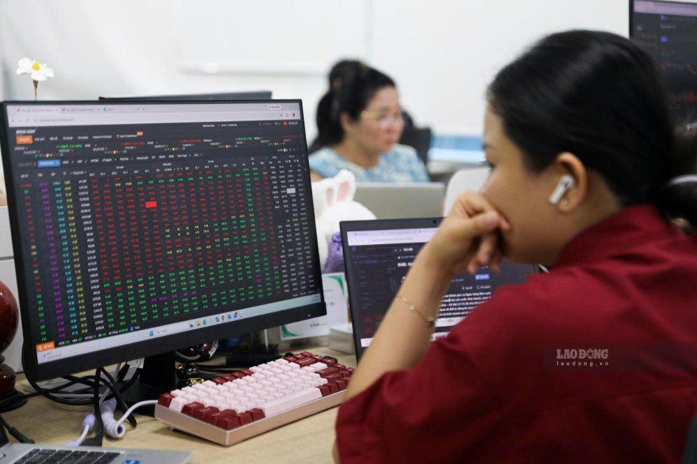 The number of newly opened securities accounts increased sharply before the upgrade. Photo: Bao Chuong