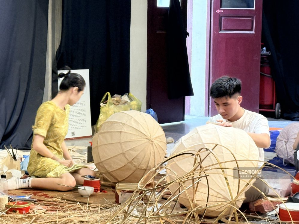 Các nghệ nhân tỉ mỉ hoàn thiện từng chi tiết trên những món đồ chơi Trung thu truyền thống. Ảnh: Thảo Anh