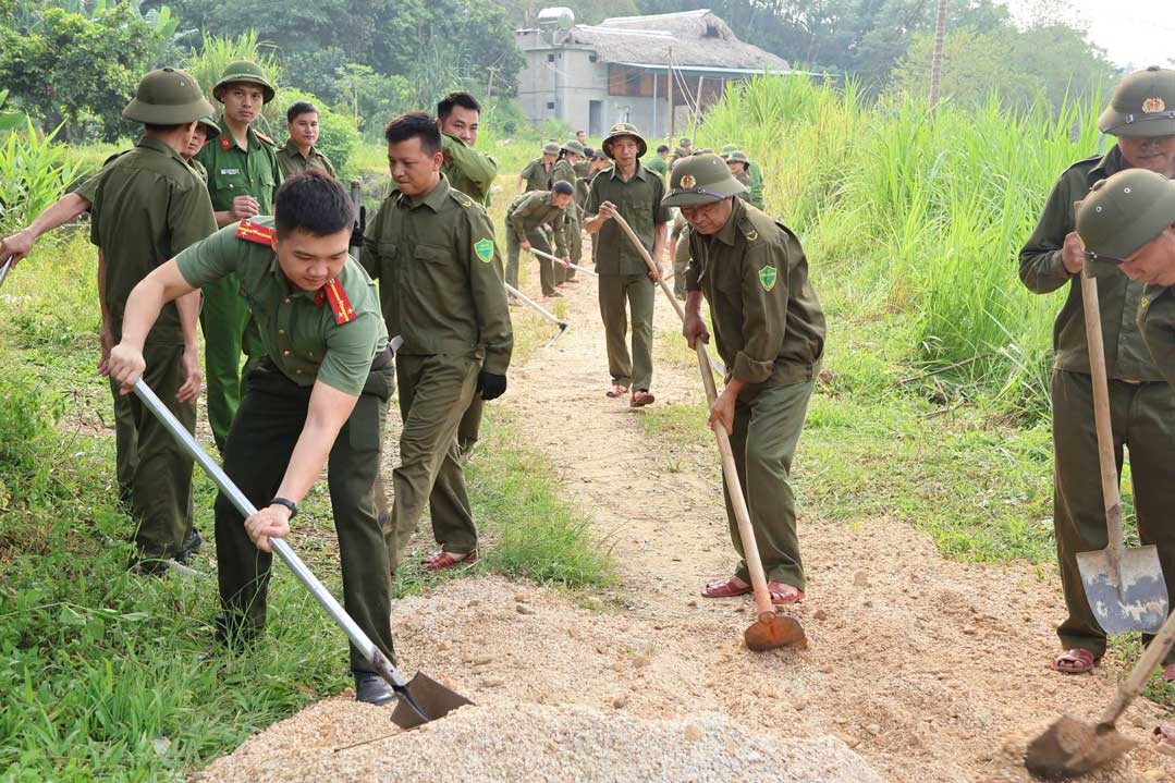 Công an xã Lục Yên cùng lực lượng an ninh cơ sở và người dân tu sửa đường giao thông nông thôn. Ảnh: Công an tỉnh Lào Cai