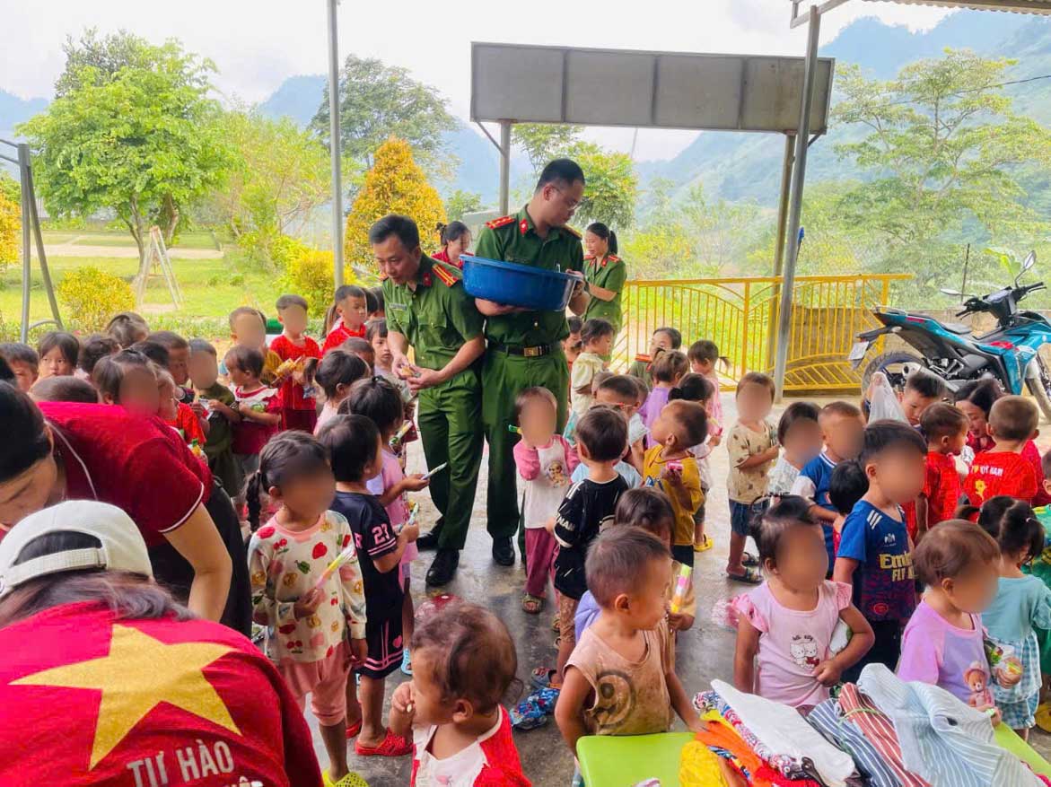 Những phần quà thiết thực được trao đến các em nhỏ tại xã Phong Hải. Ảnh: Công an tỉnh Lào Cai