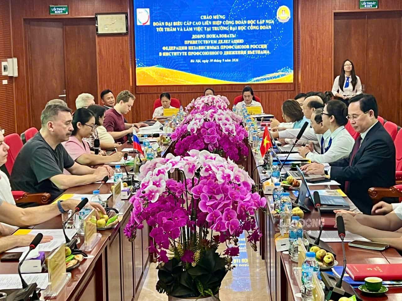 The high-level delegation of the Russian Union of Independent Trade Unions visited and worked at the Trade Union University on the afternoon of September 10. Photo: Minh Huong.