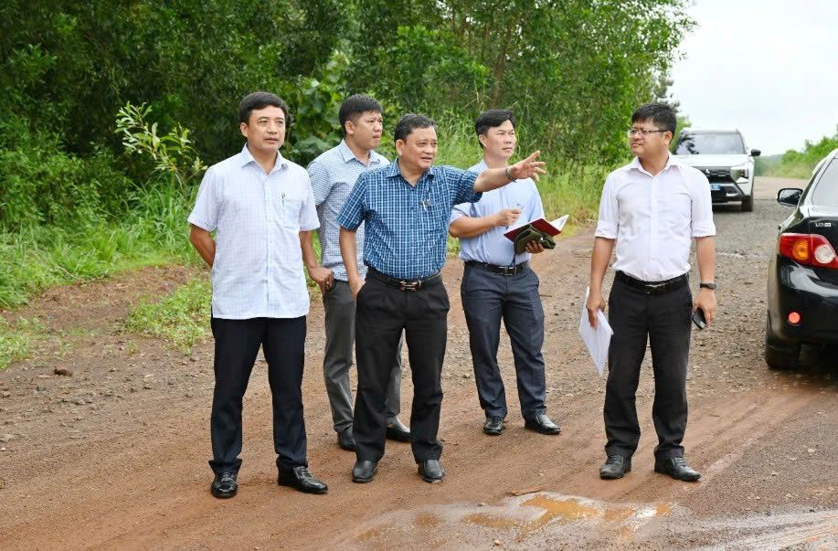 Les dirigeants de la commune de Lộc Thành inspectent la situation réelle à certains points relevant de la zone de libération du site pour la récupération des terres pour le projet. Photo: Comité populaire de la commune de Lộc Thành