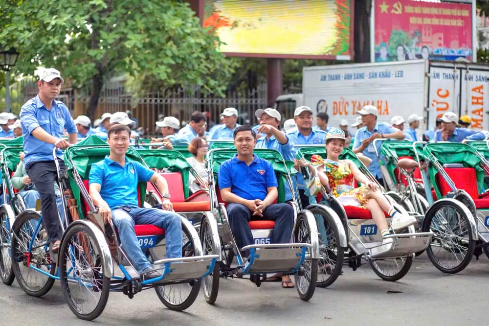 Members of the Hoi An Cyclo Union (Da Nang) respond to the "5 no - 3 yes - 4 an" program, and "No Plastic Bags Day". Photo: Hoi An Trade Union