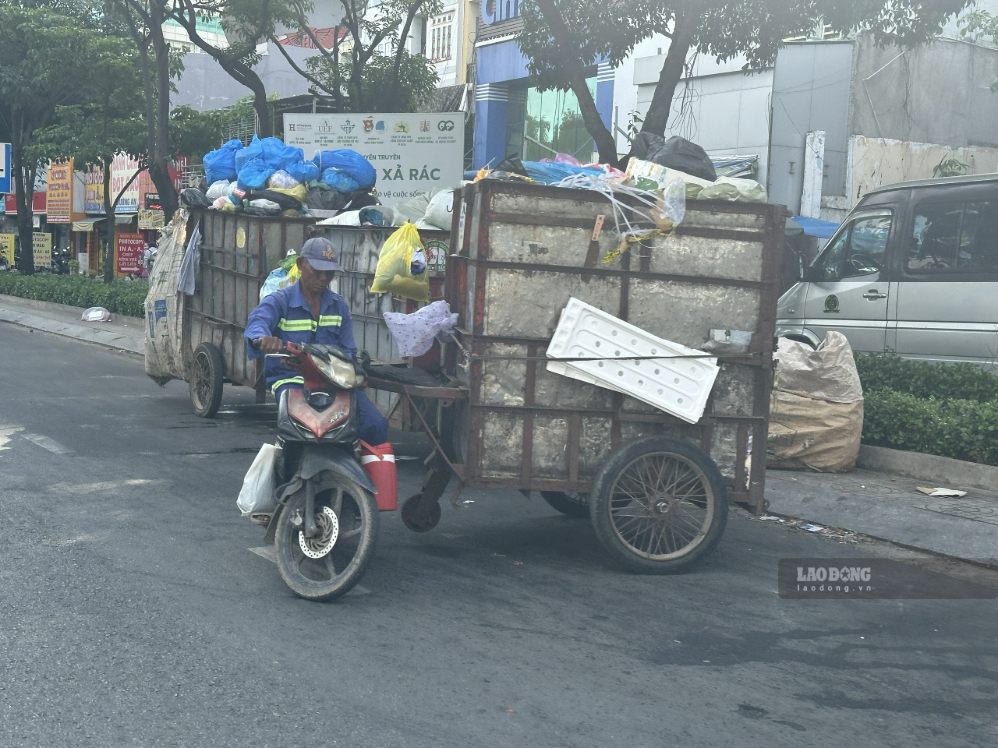 Sau hợp nhất, thành phố phát sinh gần 14.000 tấn chất thải rắn sinh hoạt mỗi ngày (ảnh chụp ngày 3.8). Ảnh: Minh Tâm