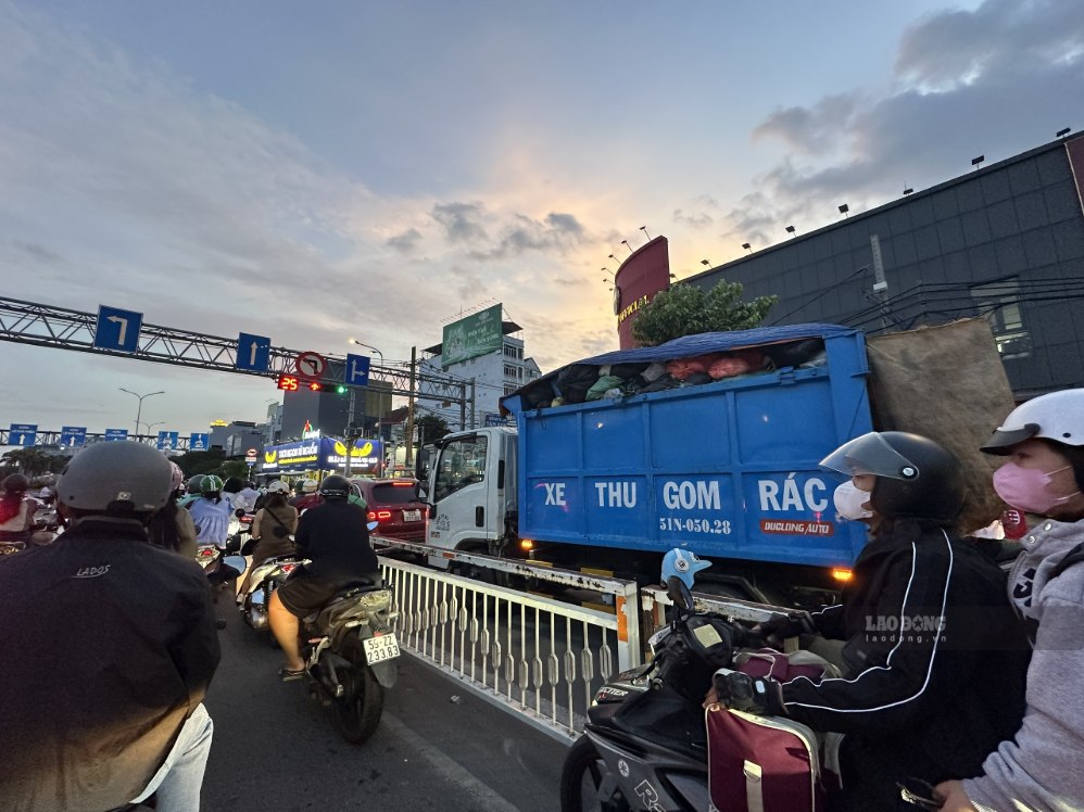 Xe thu gom rác trên đường Nguyễn Văn Linh (phường Tân Thuận) hôm 8.9. Ảnh: Minh Tâm