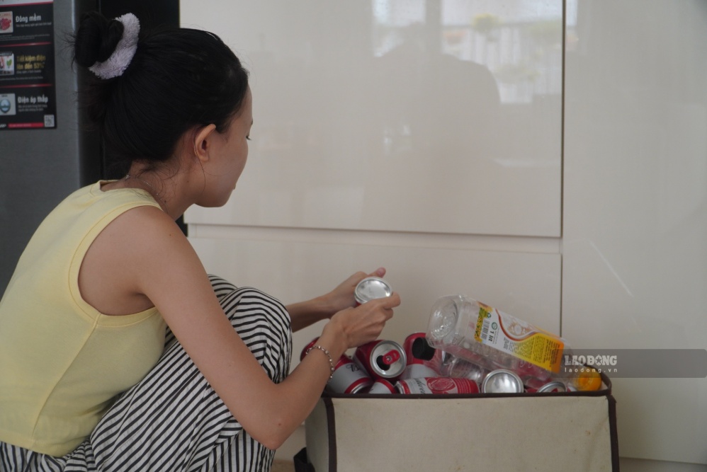 People proactively sort waste at source. Photo taken on the 10th. 9. Photo: Minh Tam