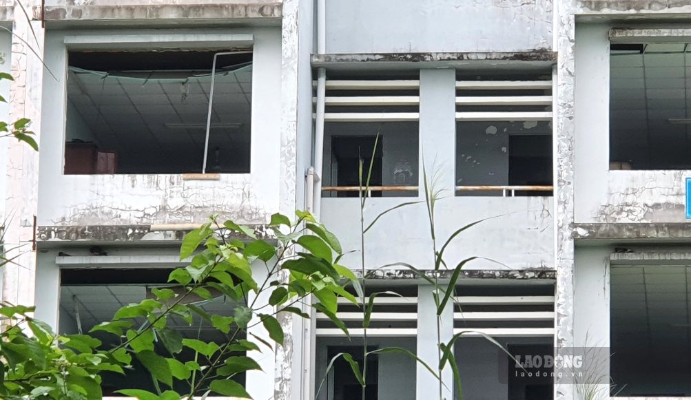 Nhiều năm bỏ trong cửa sổ bị mất, bàn, ghế bên trong cũng mất gần hết. (ảnh chụp ngày 10.9.2026). Ảnh: Nhật Hồ.