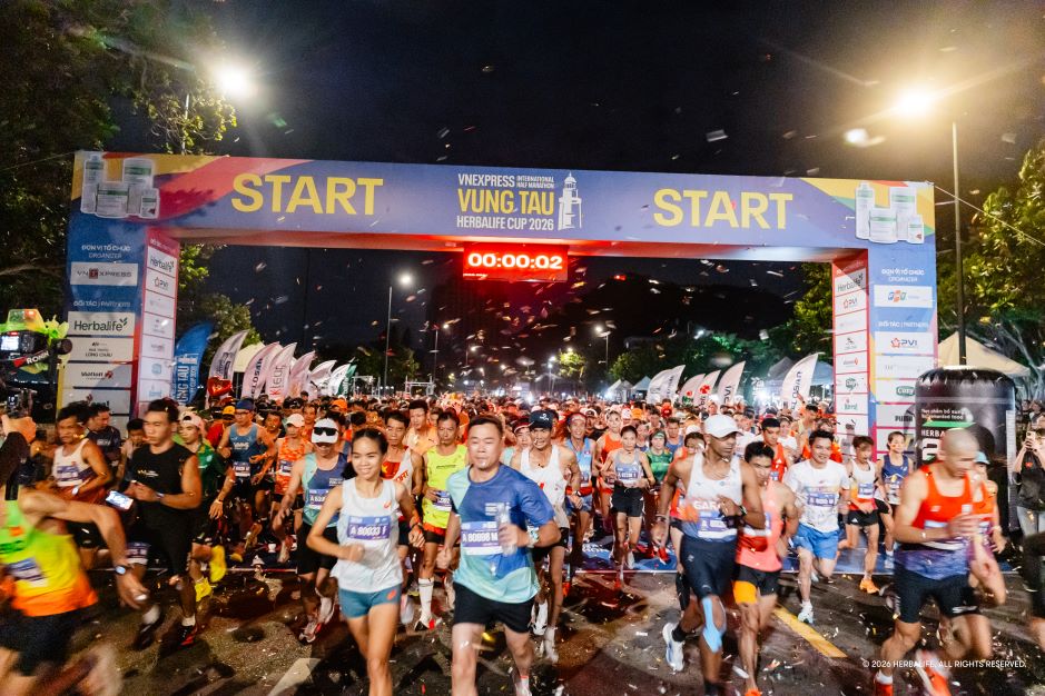 La carrera VnExpress Vũng Tàu International Half Marathon Herbalife Cup 2026 se lleva a cabo animadamente con la participación de miles de atletas. Foto: Empresa proporcionada.