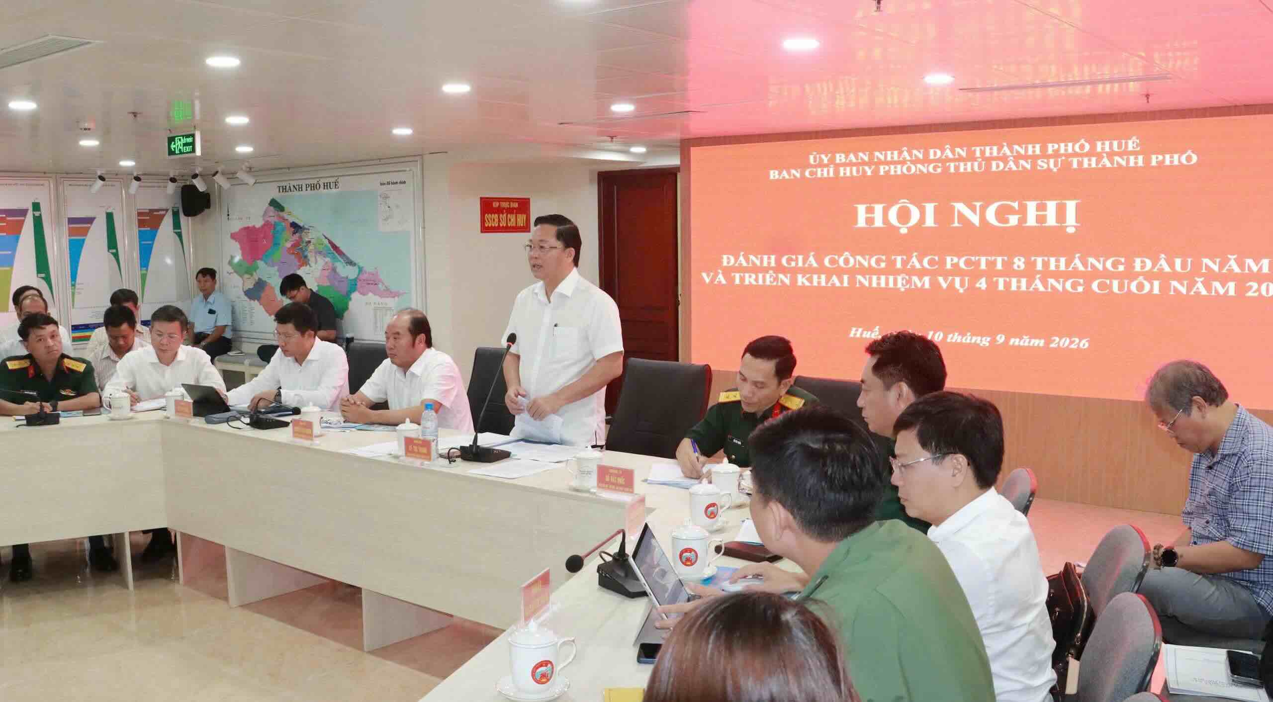 Chairman of Hue City People's Committee Le Tri Thanh requested not to let "water to the feet jump" when there is a natural disaster. Photo: Hue City People's Committee.