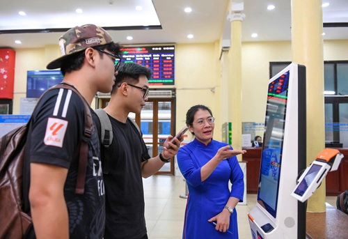 Railway reduces ticket prices by 40%, stimulating tourism demand. Photo: VNR