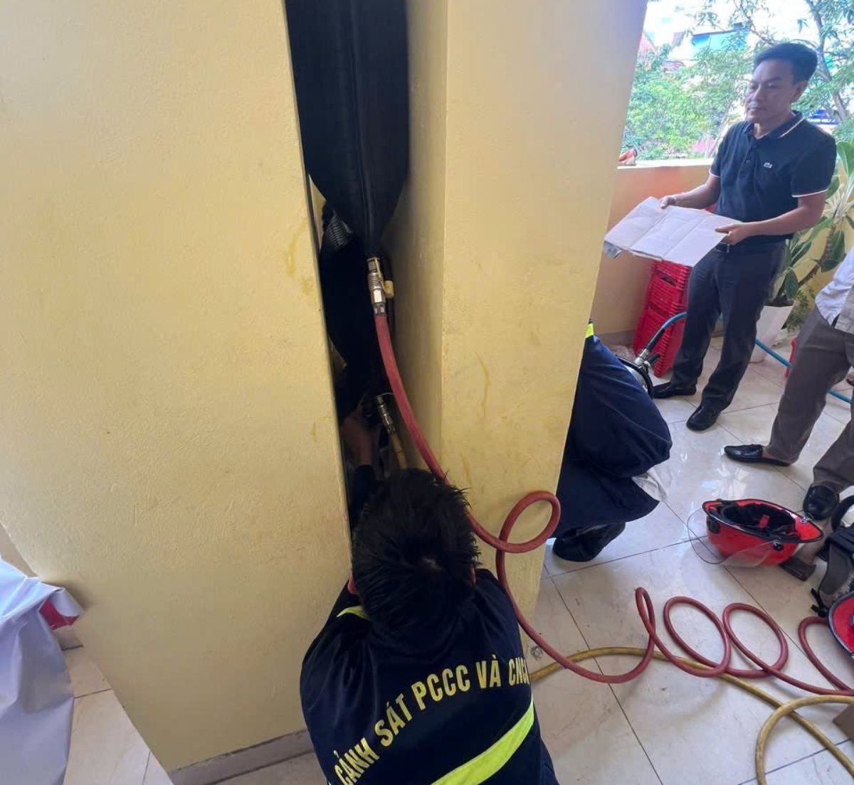 Sauvetage d'un élève piégé dans une fissure du mur. Photo: Département de la police de prévention et de lutte contre les incendies et de sauvetage de la province de Ninh Binh