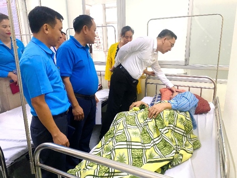Vietnam Medical Union visits sick and in difficult circumstances union members. Photo: Industry Union provided