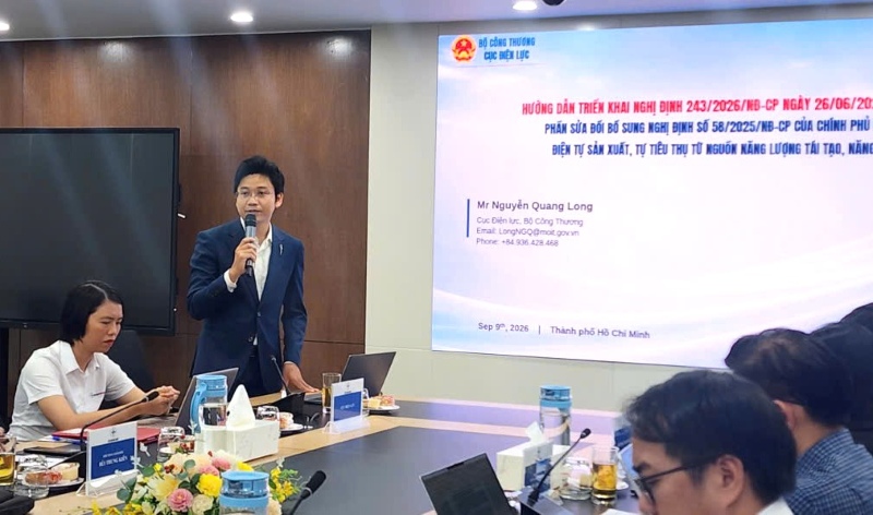 Đại diện Cục Điện lực cho biết có nhiều quy định mới có lợi cho người lắp đặt và sử dụng điện mặt trời mái nhà tự sản, tự tiêu. Ảnh: EVNHCMC cung cấp.