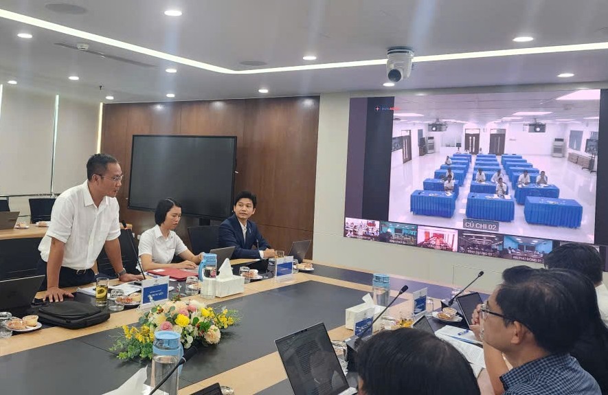 Ông Bùi Trung Kiên - Phó Tổng giám đốc EVNHCMC - cho biết, EVNHCMC đã triển khai trên website và ứng dụng chăm sóc khách hàng chức năng “Đăng ký bán sản lượng điện dư từ nguồn điện mặt trời mái nhà tự sản xuất, tự tiêu thụ”, để khách hàng đăng ký trực tuyến và gửi hồ sơ bán điện dư. Ảnh: EVNHCMC cung cấp.