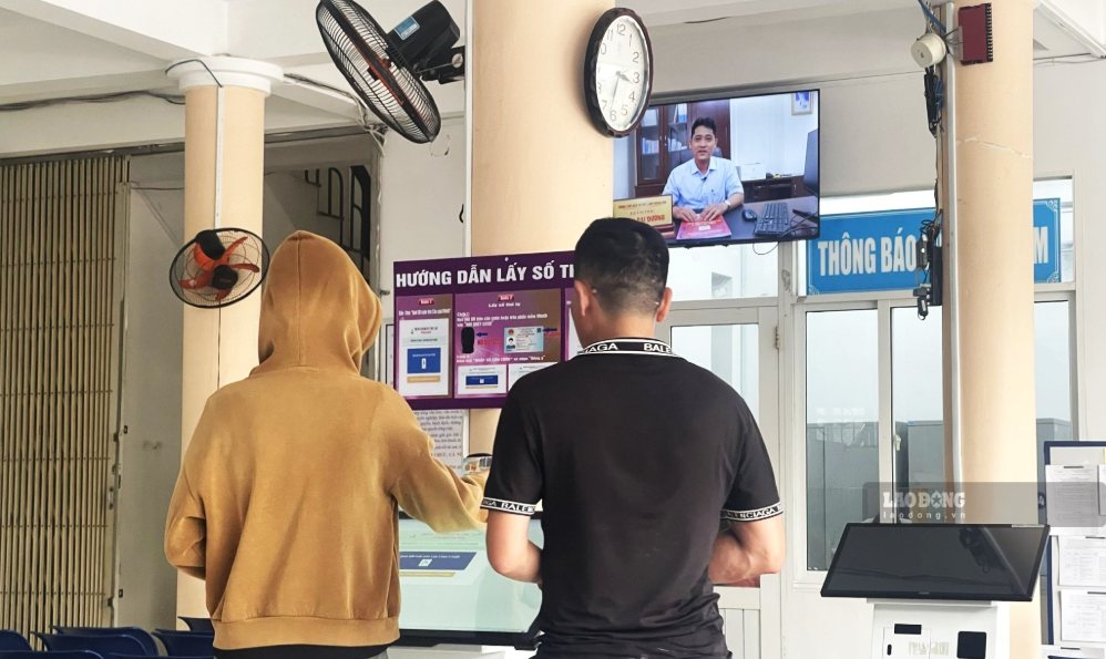 Workers come to the Khanh Hoa Provincial Employment Service Center to register for unemployment benefits and job counseling procedures (photo taken in May 2026). Photo: Phuong Linh