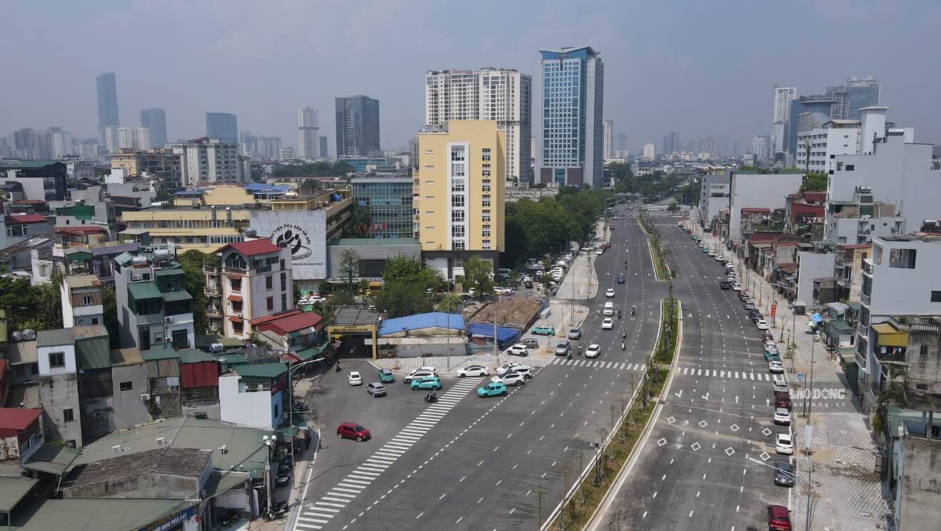 Tại khu vực Bệnh viện Phụ sản Hà Nội, tuyến đường mới đã mở ra không gian giao thông rộng hơn, giúp việc tiếp cận bệnh viện thuận lợi hơn so với trước. Ảnh: Phan Anh  