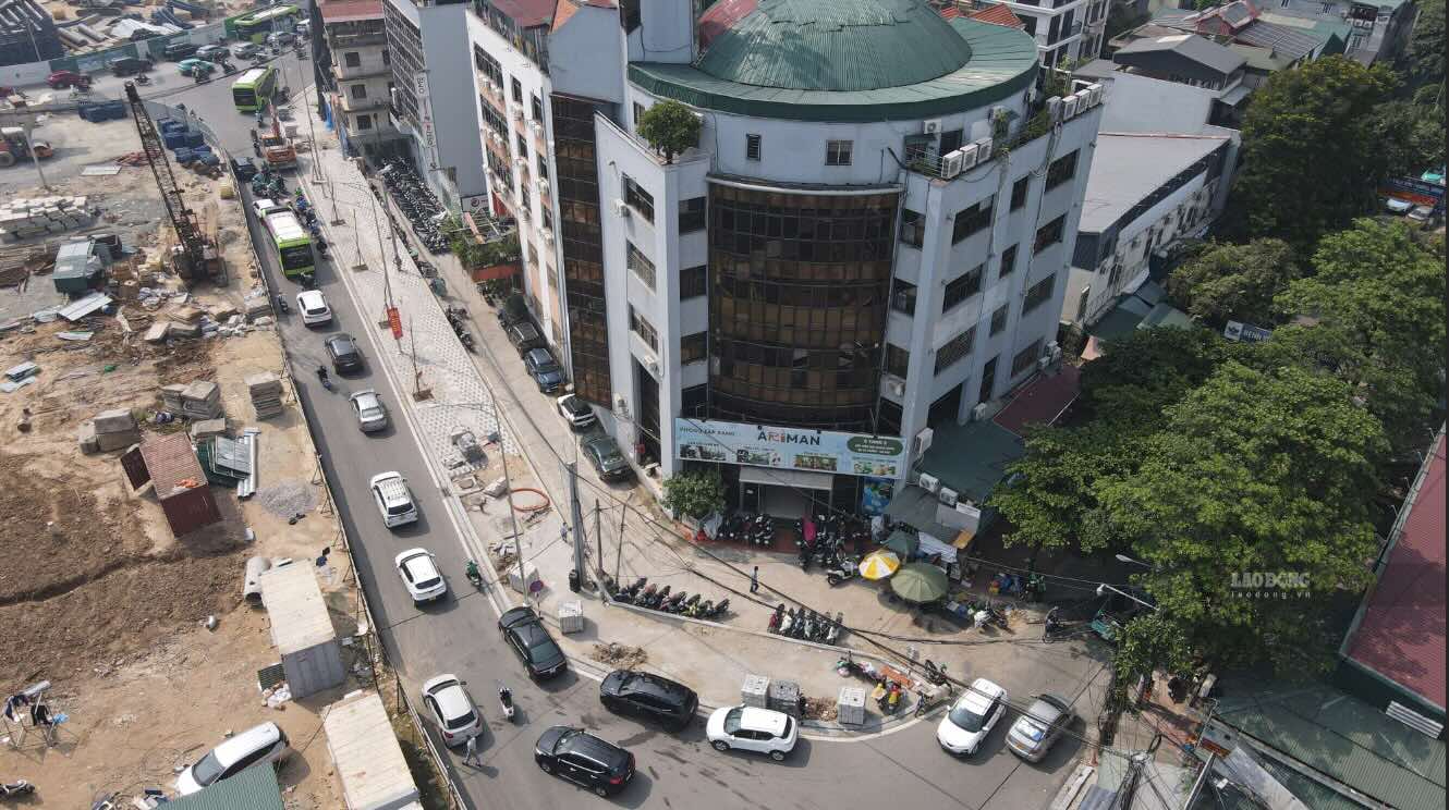Dòng phương tiện có thêm không gian lưu thông, tình trạng ùn tắc kéo dài không còn xảy ra như trước. Ảnh: Hải Danh  