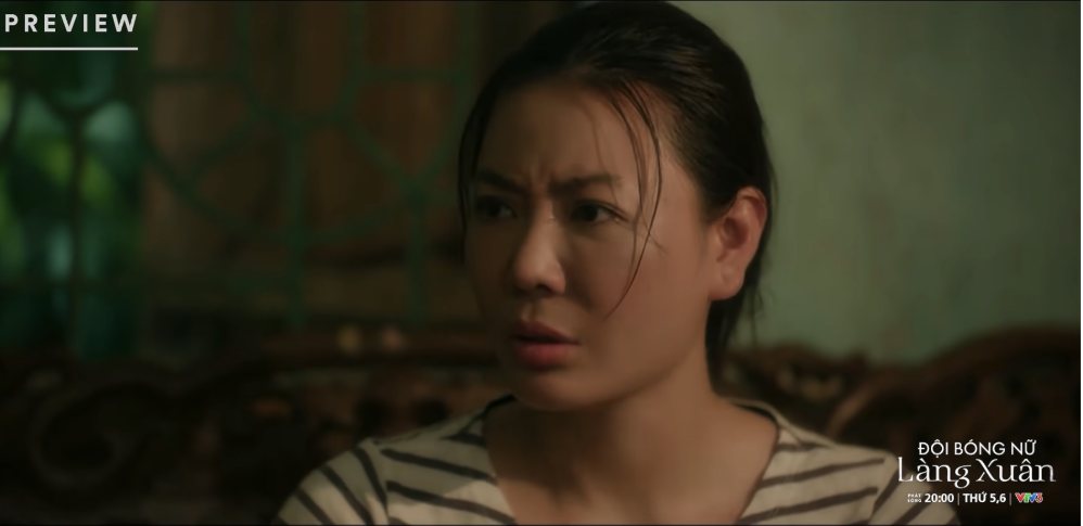 Tâm bị mẹ mắng vì đã ế còn tham gia đá bóng. Ảnh: VFC