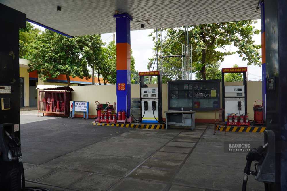 Bên trong cây xăng im lìm không hoạt động. Ảnh: HAC