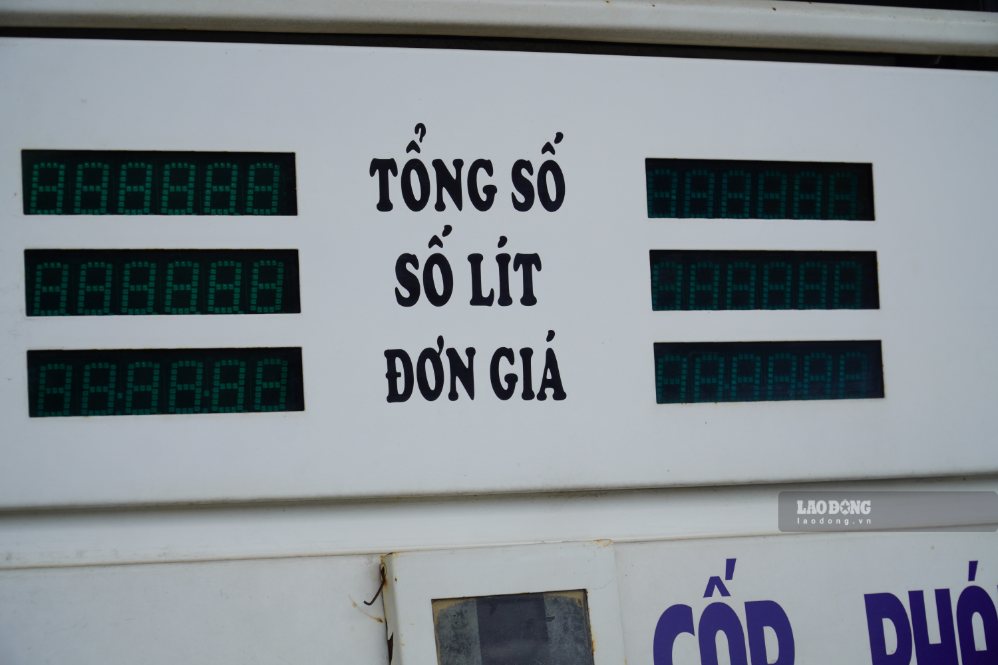 Bảng thông báo số lít, đơn giá xăng không sáng đèn. Ảnh: HAC