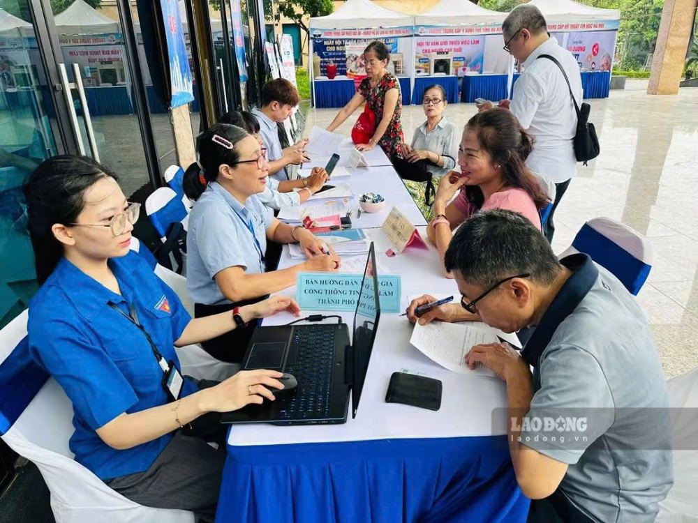 According to the Hanoi Employment Service Center, workers aged 35-54 accounted for 47.3% of the total number of job seekers in the Capital in August. In the photo, workers participating in the job transaction session on June 27 in Hanoi. Photo: Quynh Chi