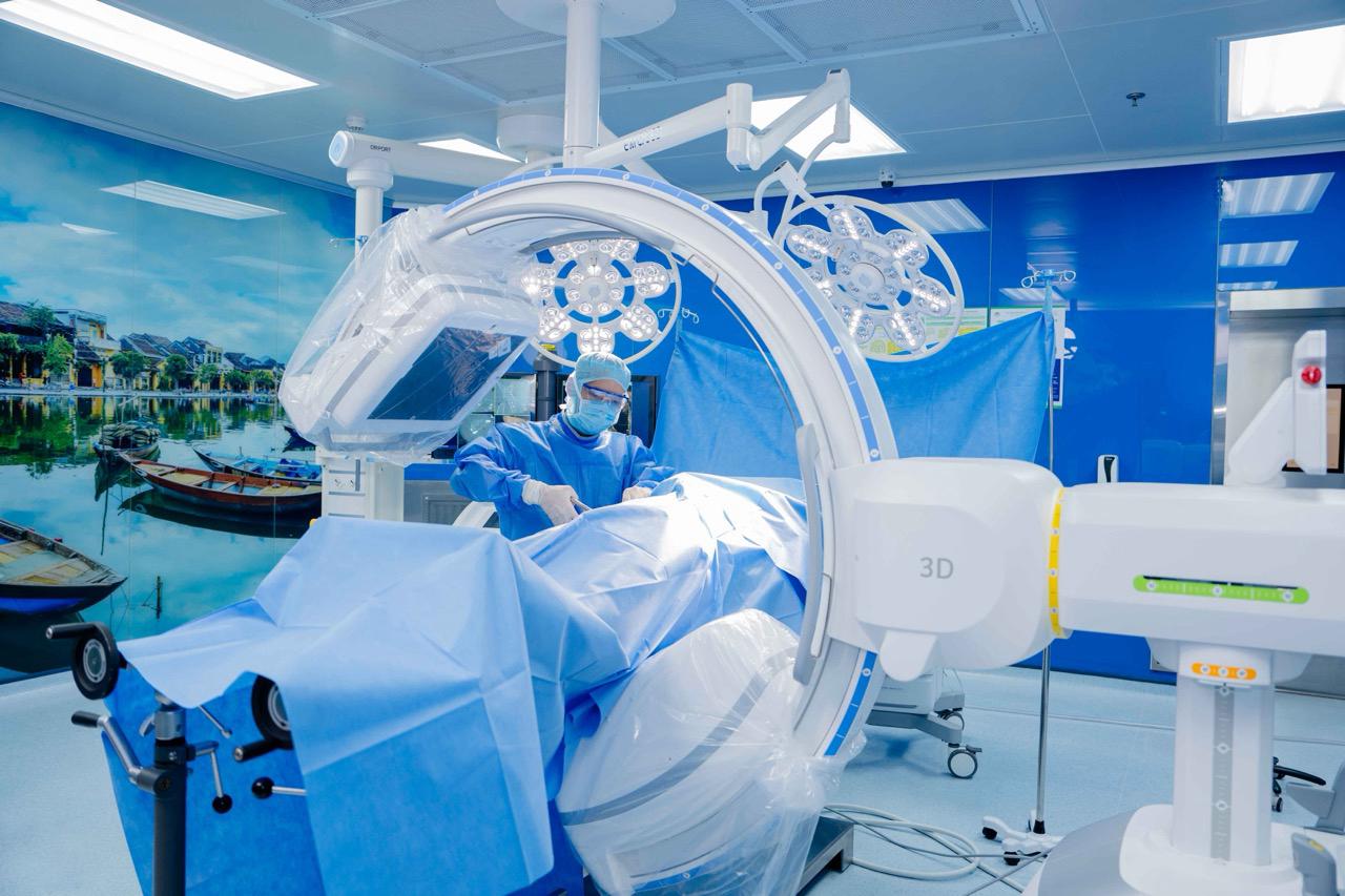 Hệ thống C-arm 3D tích hợp AI hiện đại tại BVĐK Hồng Ngọc - Phúc Trường Minh. Ảnh: Bệnh viện cung cấp