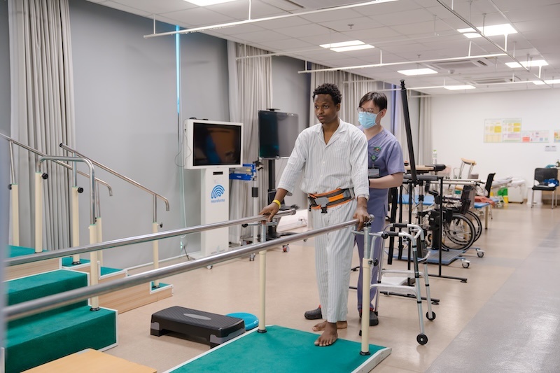 Bệnh nhân Nigeria tập vật lý trị liệu tại BVĐK Hồng Ngọc - Phúc Trường Minh. Ảnh: Bệnh viện cung cấp
