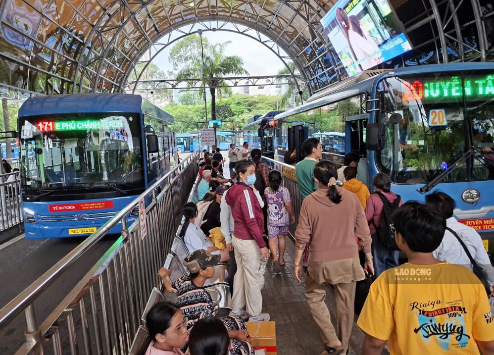 Hành khách đón xe buýt tại Bến xe buýt Sài Gòn đầu tháng 9.2026. Ảnh: Minh Quân