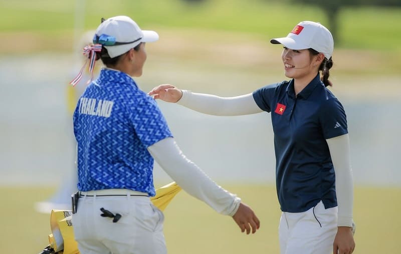 El golfista Lê Chúc An (derecha) compitió con éxito en los SEA Games 33 del año pasado en Tailandia y seguirá participando en los próximos ASIAD 20 en Japón. Foto: VGA