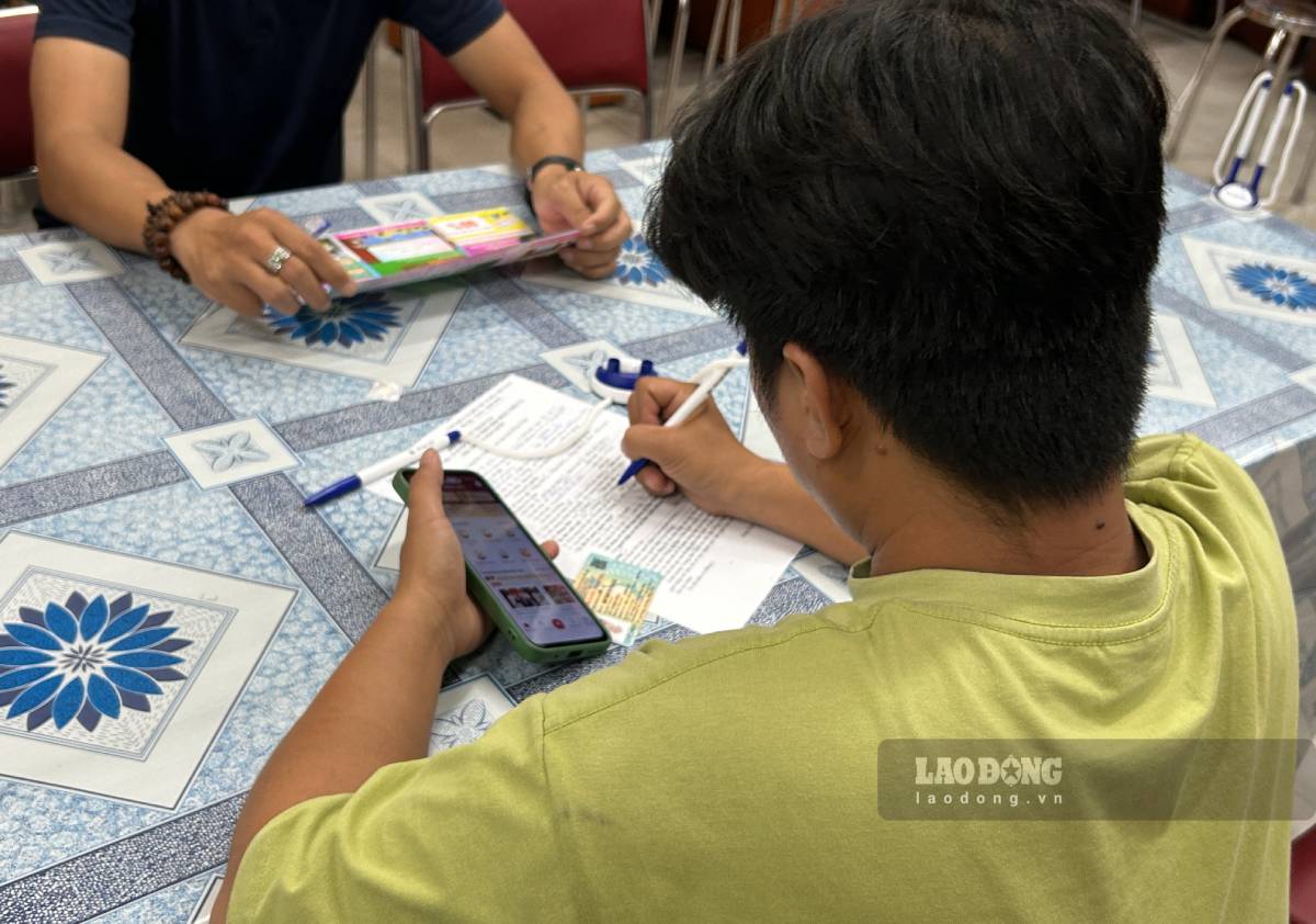 The proposal to reduce working hours to 40-44 hours/week has received much attention from readers. In the photo, workers register to look for jobs at the Dong Thap Employment Service Center. Photo: Luong Hanh (taken in May 2026)