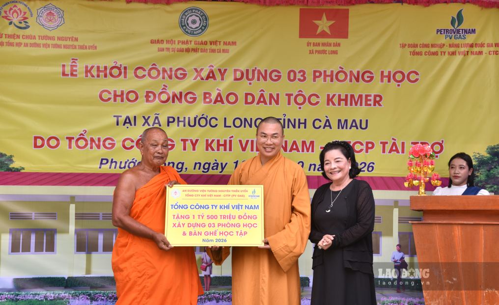 Thượng toạ Thích Minh Phú, Chủ tịch Hội Từ thiện chùa Tường Nguyên và bà Nguyễn Thị Như Thuỷ, Chủ tịch Hội đồng hương TP Cần Thơ tại TP Hồ Chí Minh trao bảng tượng trưng kinh phí xây dựng công trình cho Hoà thượng Lý Sa Mouth, Trụ trì chùa Đìa Muồng (bìa trái) (ảnh chụp ngày 10.9.2026). Ảnh: Nhật Hồ.