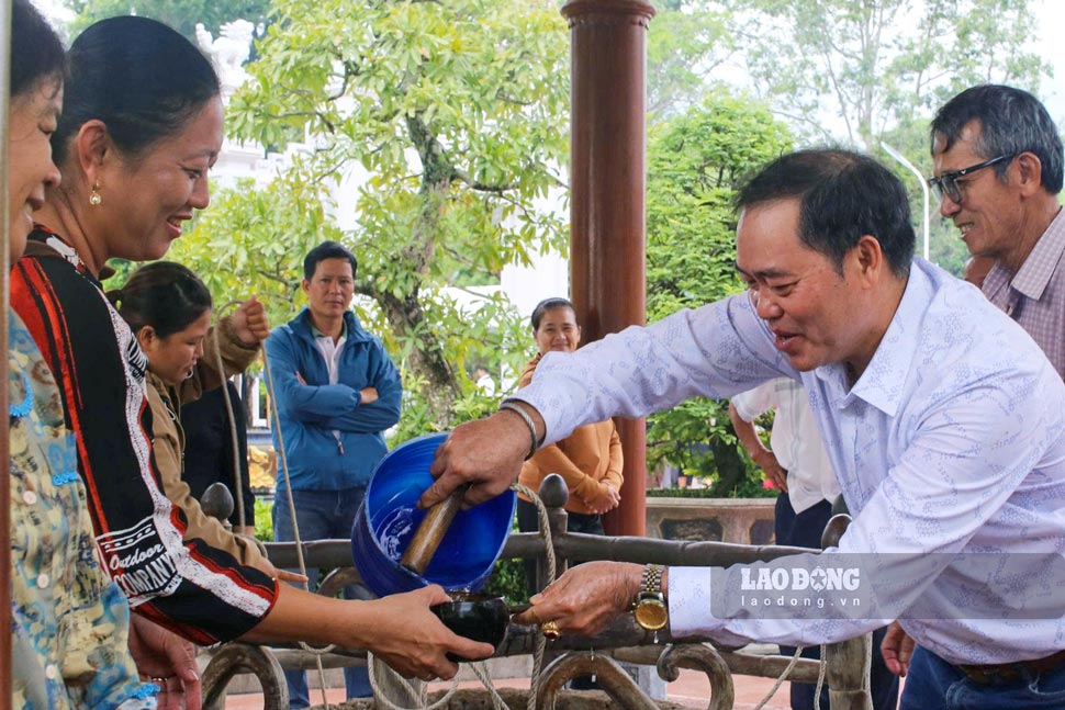 Người dân lấy nước từ giếng cổ nhà Tây Sơn để uống, cầu mong bình an. Ảnh: Đinh Trương