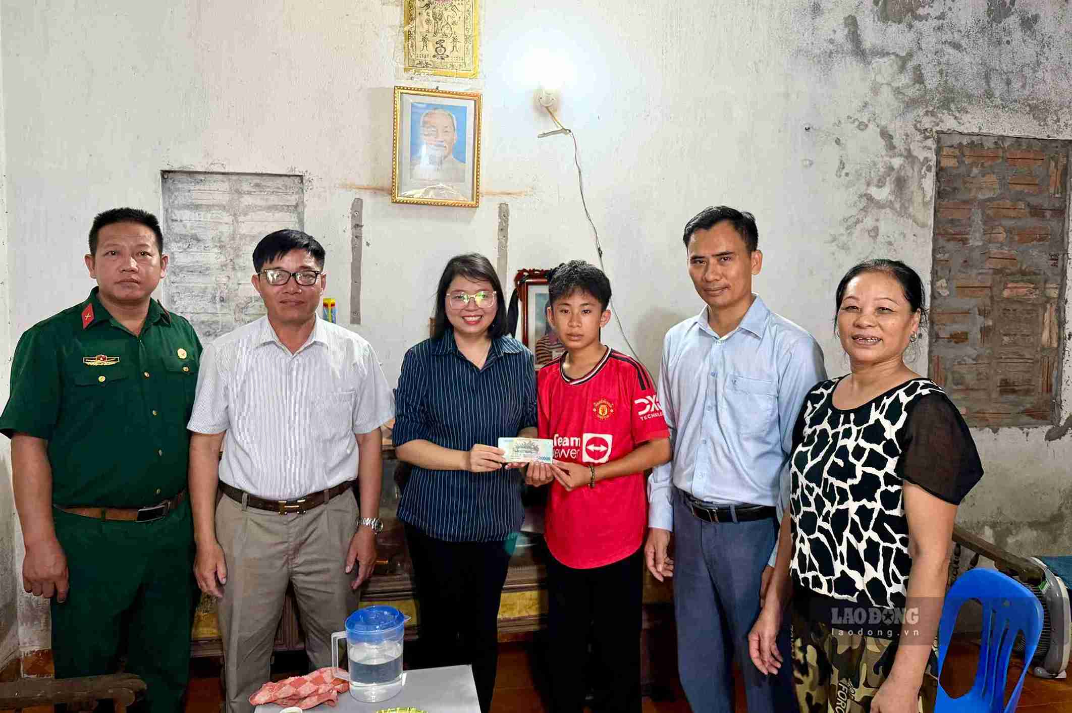 Representatives of the Golden Heart Charity Fund presented more than 22 million VND to support Bui Thanh Dat. Photo: Hai Minh