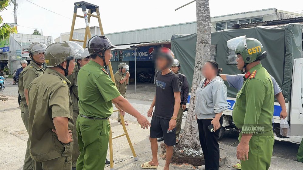 Les habitants sont d'accord pour restituer les trottoirs, mais ont encore une mentalité de comparaison avec les ménages qui n'ont pas encore déménagé. Photo prise le 10 septembre 2026, sur la route de la zone industrielle de Hoa Phu dans la commune de Phu Quoi. Photo: Hoang Loc