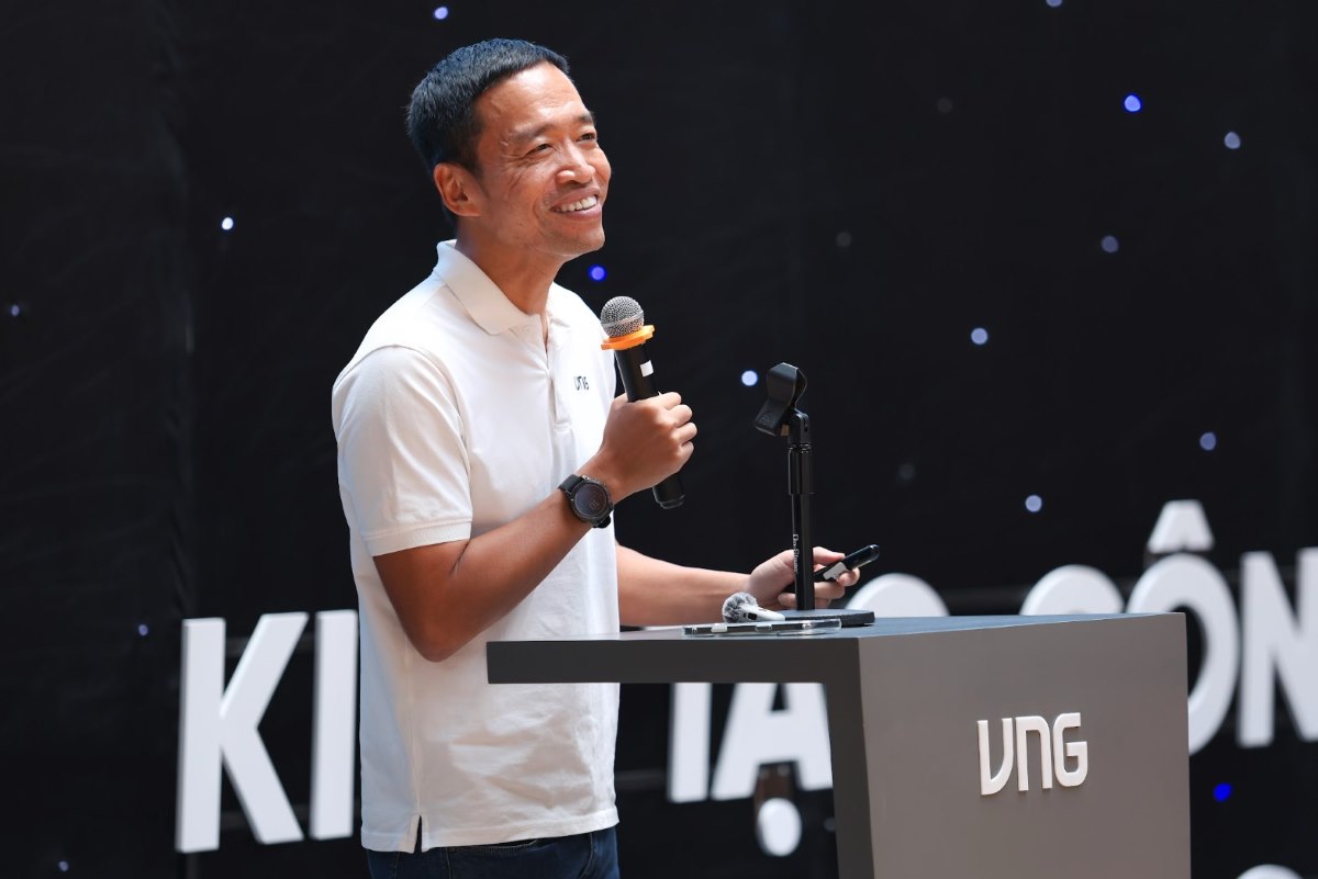 Mr. Le Hong Minh shares his perspective on AI. Photo: VNG