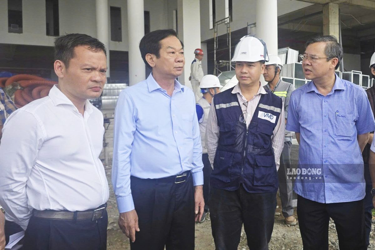 Can Tho City leaders inspect the progress of the Can Tho Oncology Hospital project. Photo: Ta Quang