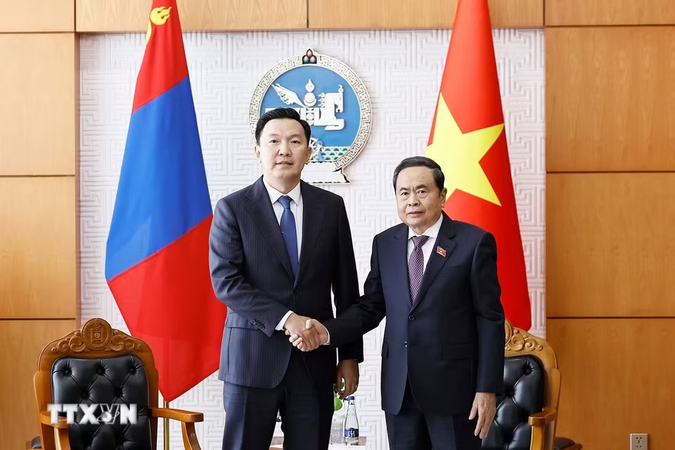 Politburo member, National Assembly Chairman Tran Thanh Man meets with Mongolian Prime Minister Nyam Osor Uchral. Photo: Doan Tan/VNA