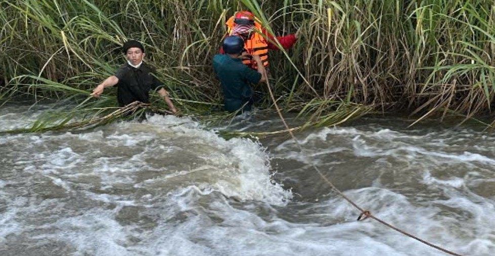 ダクラク省の機能部隊は、洪水の流れの中で人々を救助することに成功しました。写真:フーシュアンコミューン警察