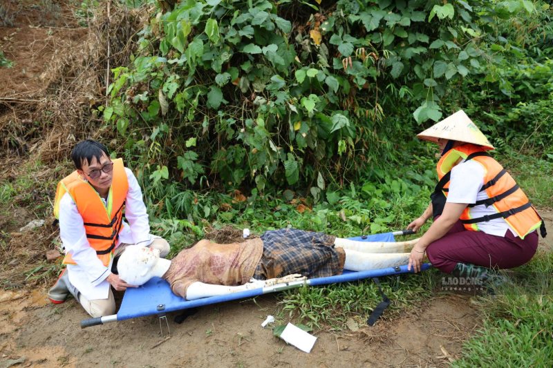 Các lực lượng thực hành xử lý tình huống lũ quét, ngập lụt và sạt lở đất. Ảnh: Đinh Đại