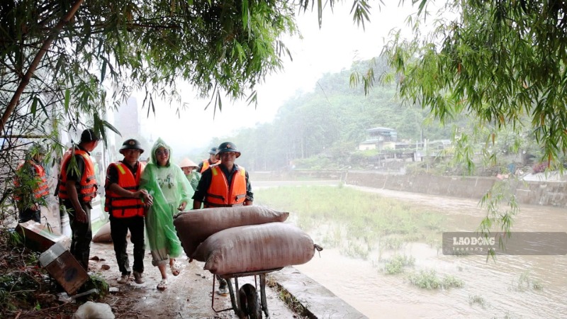 Các lực lượng phối hợp đưa người dân ra khỏi khu vực có nguy cơ sạt lở. Ảnh: Đinh Đại (chụp ngày 10.9)