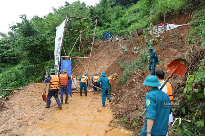 Các lực lượng phường Cam Đường tham gia diễn tập ứng phó lũ quét, sạt lở. Ảnh: Đinh Đại (chụp ngày 10.9)