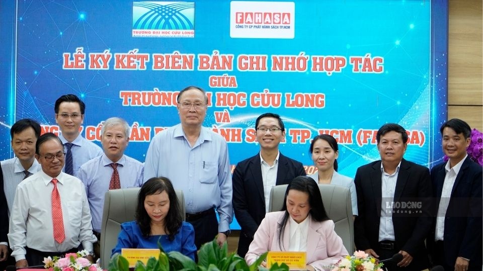 Des représentants de l'université de Cửu Long et de FAHASA effectuent la cérémonie de signature du protocole d'accord de coopération. Photo prise le 10 septembre 2026, à l'université de Cửu Long. Photo: Hoàng Lộc