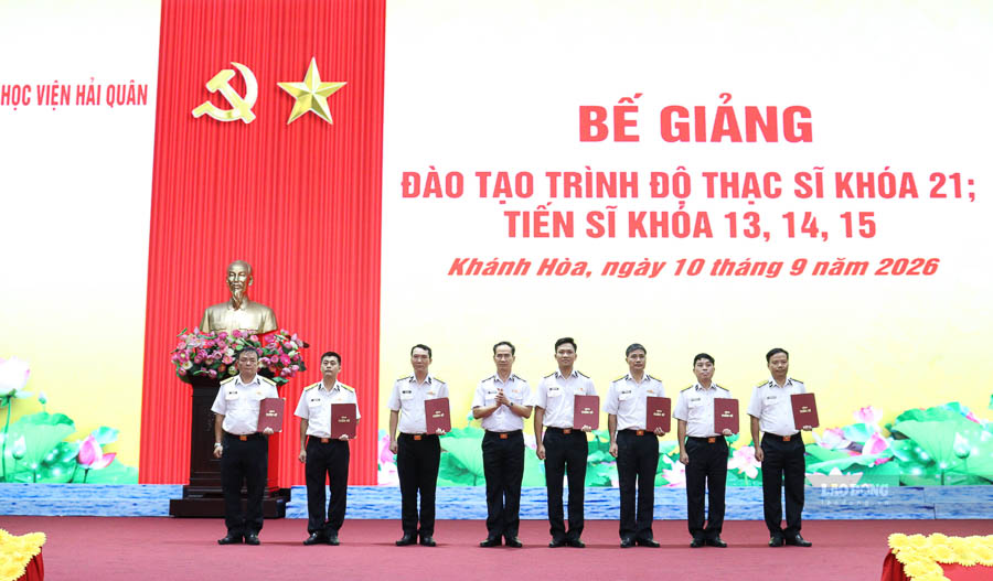 Đồng chí Chính uỷ Học viện trao Bằng Tiến sĩ cho các nghiên cứu sinh. Ảnh: Huy Công