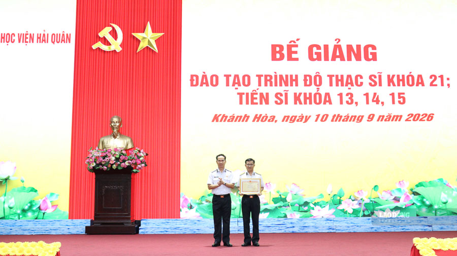 Lãnh đạo học viện trao thưởng cho học viên đào tạo Thạc sĩ khóa 21 hoàn thành xuất sắc nhiệm vụ khoá học. Ảnh: Huy Công