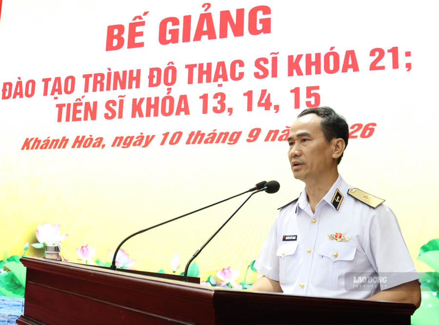 Chuẩn Đô đốc Nguyễn Hữu Thoan phát biểu tại buổi lễ bế giảng. Ảnh: Huy Công