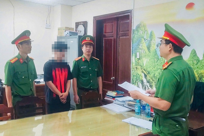 Điều tra viên tống đạt các Quyết định tố tụng đối với Nguyễn Văn Mạnh. Ảnh: Công an Cần Thơ