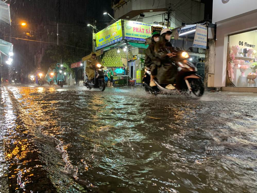 Prolonged thunderstorms in Ho Chi Minh City made it difficult for vehicles to move in the afternoon of September 10th. Photo: Ha May