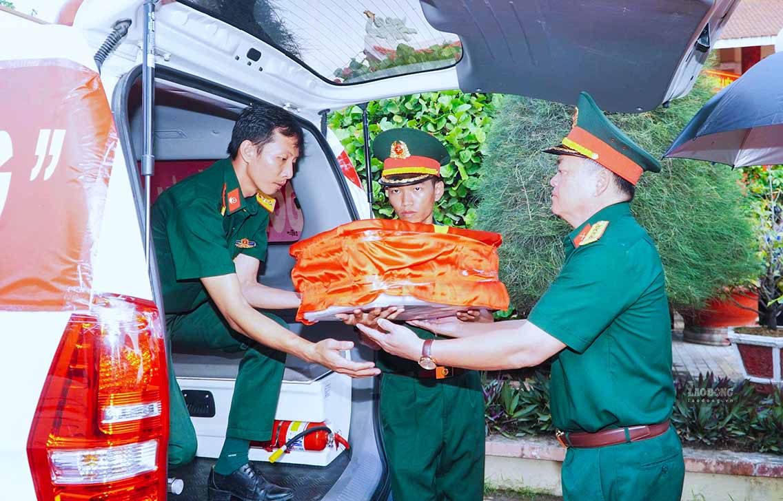 Những hộp mẫu sinh phẩm hài cốt liệt sĩ lên xe chuyên dụng để di chuyển đến sân bay Tân Sơn Nhất ngày 10.9. Ảnh: Huỳnh Du