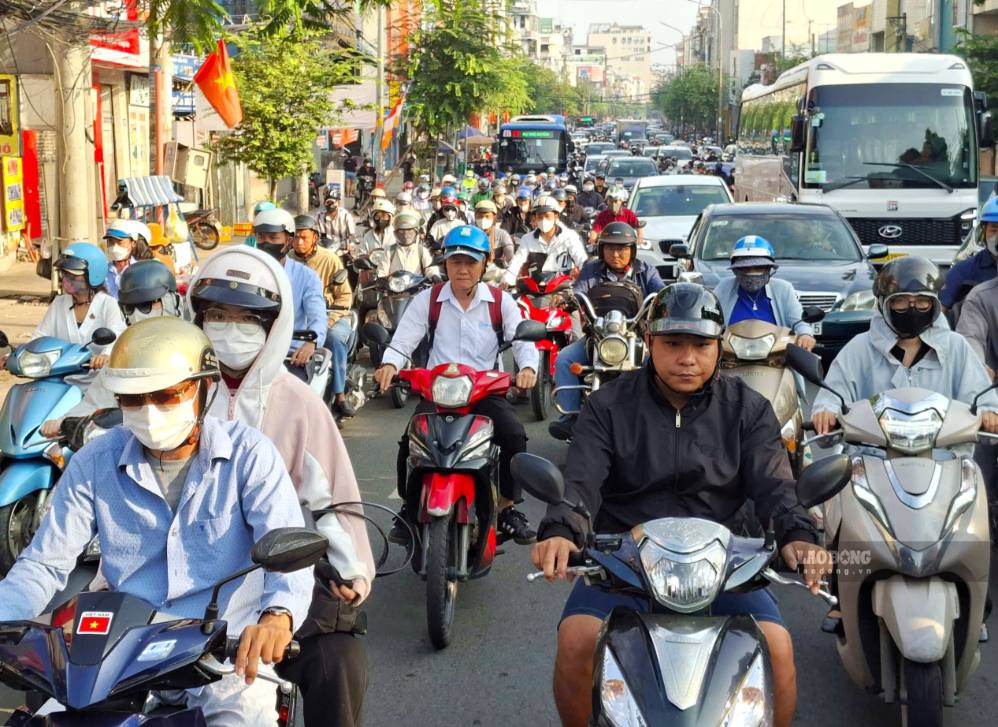 Traffic jams on Dinh Bo Linh street into the center of Ho Chi Minh City in September 2029. Photo: Minh Quan